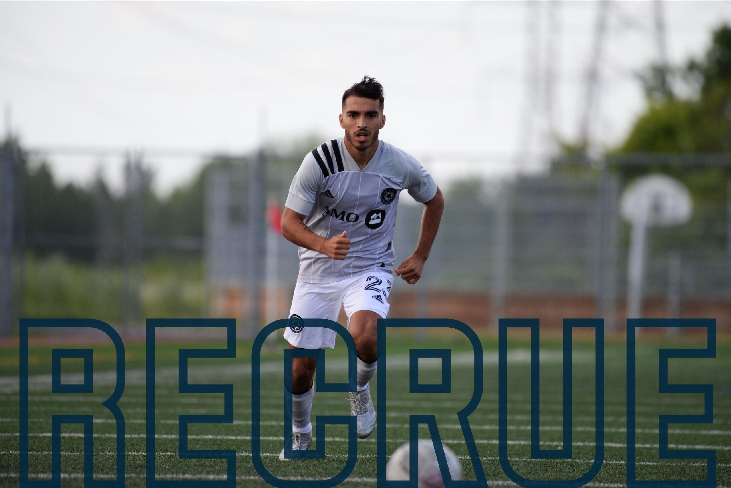 Portrait de jordan therrien lors d’un match avec leur ancienne équipe.