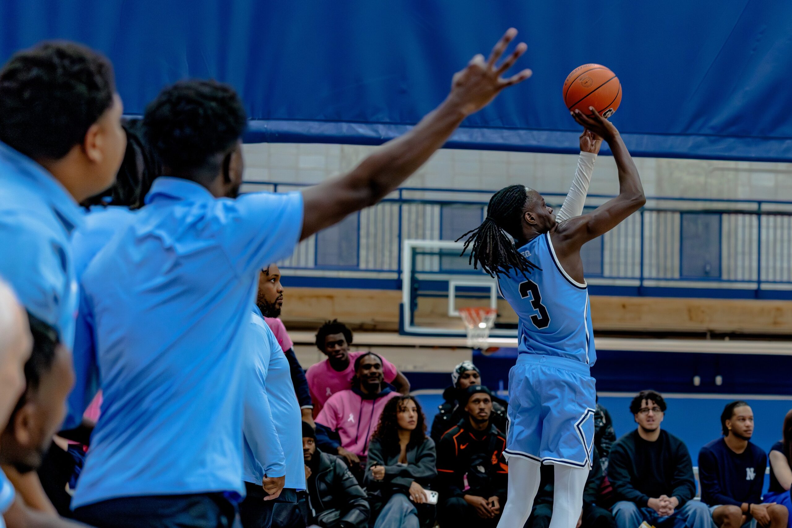 basketball masculin en match avec les entraîneur