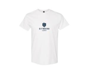 T-shirt en coton blanc avec le logo Citadins UQAM en bleu marine au centre de la poitrine.