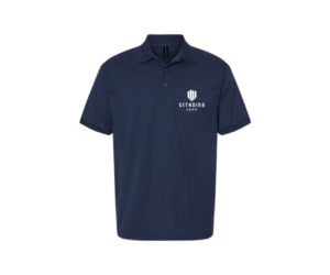Polo unisexe bleu marine avec le logo Citadins UQAM blanc sur la poitrine.
