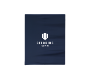 Couverture en polaire épaisse bleu marine avec le logo Citadins UQAM blanc au centre.